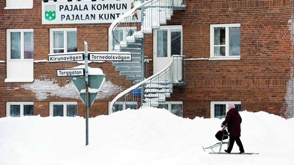 Jobbar kvar. Trots att den anställda betalade privata räkningar med verksamhetens pengar polisanmäldes inte händelsen, och personen jobbar kvar inom kommunen.