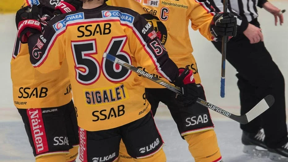 Jubel. Jonathan Sigalet var tillbaka efter avstängningen och låg bakom Luleås seger mot Modo.