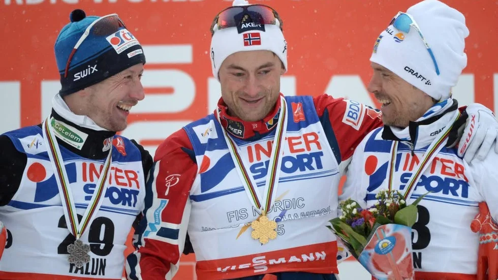 Petter och gänget. Från vänster Tjeckiens Lukas Bauer silvermedaljör, Norges Petter Northug guldmedaljör och Sveriges Johan Olsson bronsmedaljör vid blomsterceremonin efter herrarnas femmil under skid-VM i Falun på söndagen.