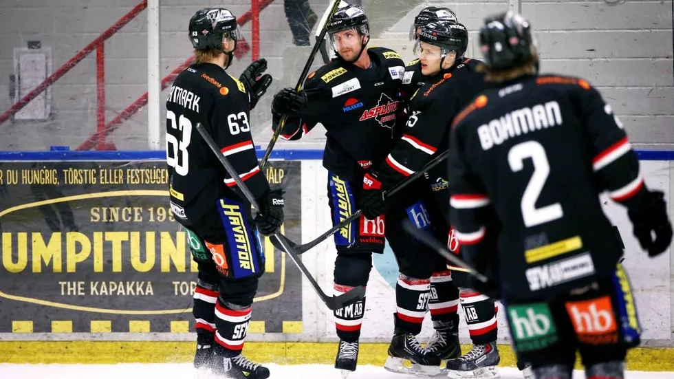 Islossning. Asplövens Sebastian Dyk nöjde sig inte med ett äkta hattrick mot Vita Hästen utan prickade även in ett fjärde mål.