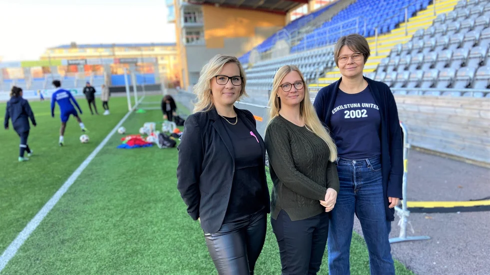 Johanna Arringer och Linda Berg från Torshälla-Nyby samt Uniteds Anna Arnerdal är nöjda med klubbarnas nya samarbete där en del är att TNIS skänker pengar till United.