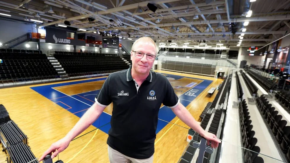 Fullt upp. David Visscher har satt bollen i rullning och tagit upp kontakten med spelarna.
