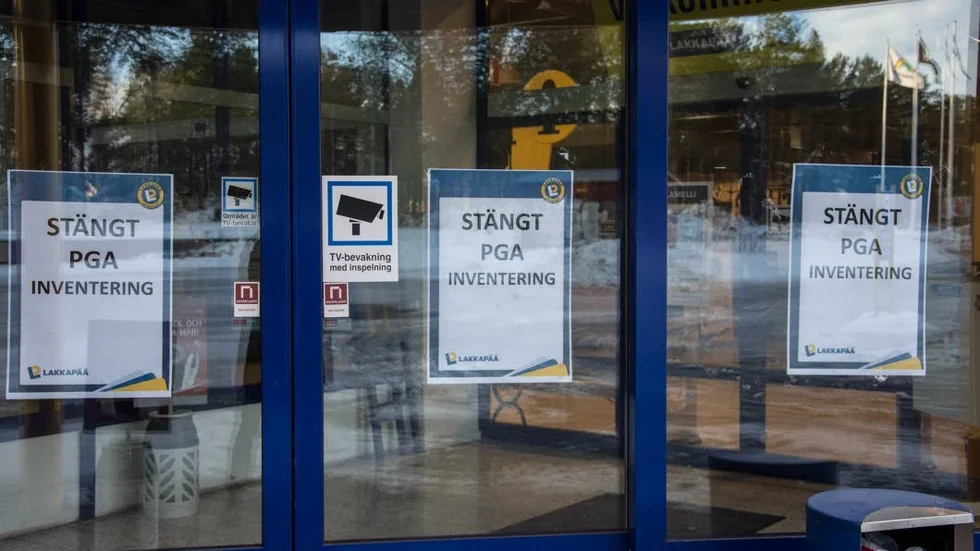 Fortfarande stängt. Lakkapääs tre byggvaruhus håller fortfarande stängt, konkursförvaltaren siktar i första hand på att sälja till någon som vill driva verksamhet.