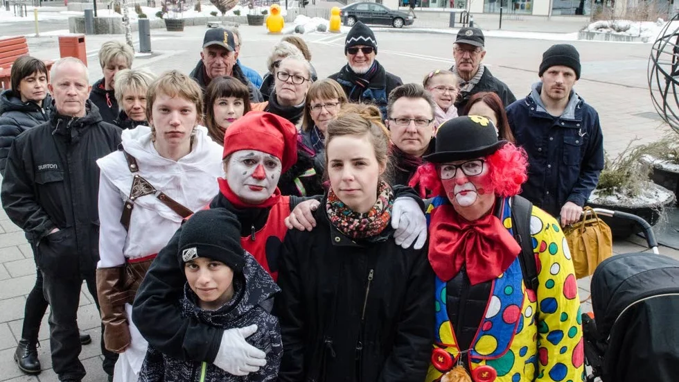 Protesterar. Emilia Björkemyr (mitten) tillsammans med kulturutövare och privatpersoner i Boden som är kritiska till kommunens planerade omorganisation.