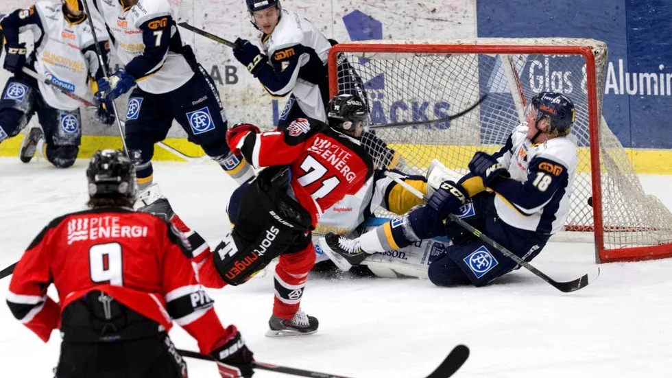 Joakim Högberg med ett mål mot Sundsvall i PHC-tröjan säsongen 2014/2015.