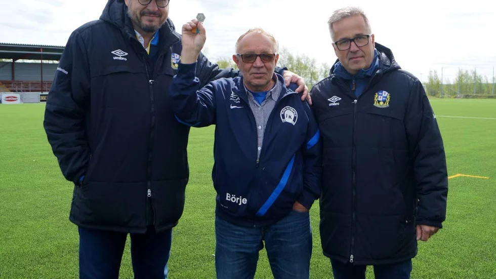 Hyllad eldsjäl. ”Mr Parka”, eldsjälen Börje Andersson-Junkka förärades Svenska Fotbollförbundets silvermedalj av distriktets vice ordförande Robert Lindström och ledamoten Gustav Sixten Inga.