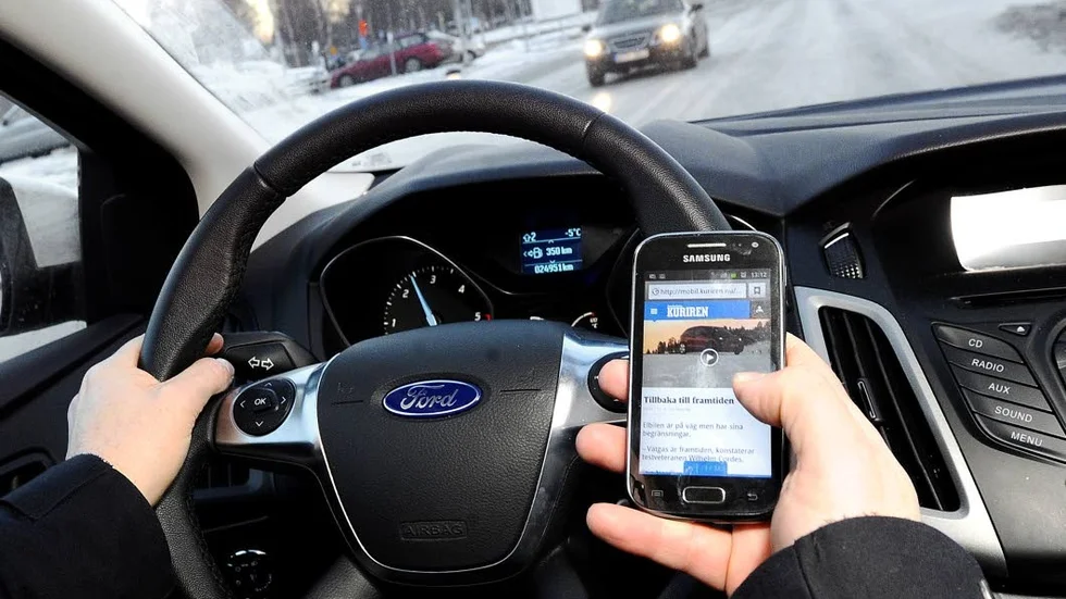 FORTFARANDE TILLÅTET. Även om reglerna för mobilanvändning då man kör bil skärps är det fortfarande tillåtet att använda mobilen då man kör om man gör det på ett trafiksäkert sätt.