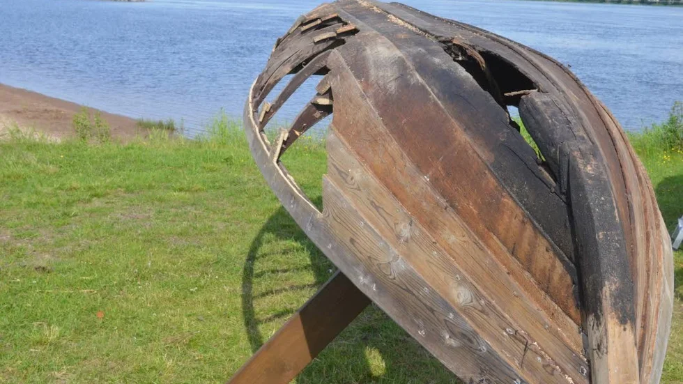 Den båt som symboliserar den äldsta av de tre.
