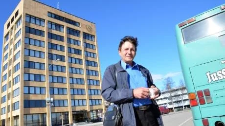 PROTEST. Inga finska flaggor vajar utanför Torneås stadshus. Busschauffören Juha Pikkala, Torneå, menar att Sannfinländarnas framgång är en protest mot regeringen.