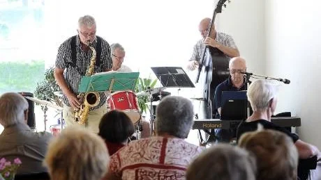 TONER. Det bjöd Bengt Ek Quartet de 50 gästerna på under onsdagens sommarmusik.