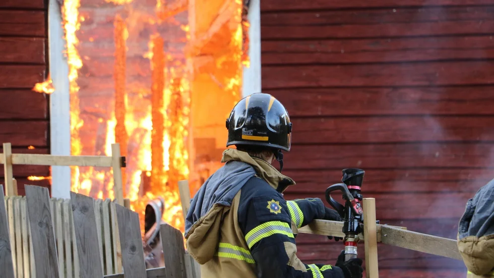 Under fredagen började det brinna i ett hus i Harbo. 