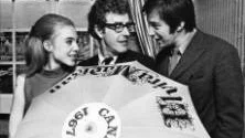 1967. Snart var det premiär på Bo Widerbergs film Elvira Madigan. Filmen skulle representera Sverige             i den kommande filmfestivalen i Cannes. På bilden är Bo Widerberg (mitten) tillsammans med huvudrollsinnehavarna Pia Degermark och Thommy Berggren under en presskonferens i Stockholm.