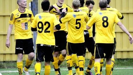 Seger. Efter en fart- och känslofylld match stod till slut Notviken som segrare. Här gratuleras tvåmålsskytten Fred Edström efter sitt första mål. Foto: Roland S Lundström
