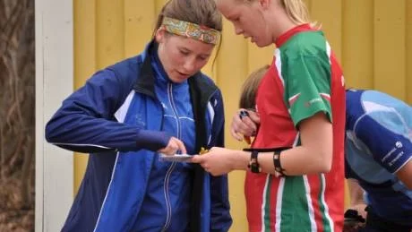VÄGVAL. Evelina Wickbom (blå) vann kampen över kompisen Emma Bergström (röd). Här visar hon sina vinnande vägval för den snabbfotade Kalixtjejen.