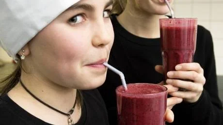 heikShejk Blåtira - Ella Gustavsson Lejonståhl och Julia Ulrich njuter av kocken Eriks smaskiga smoothie på blåbär.