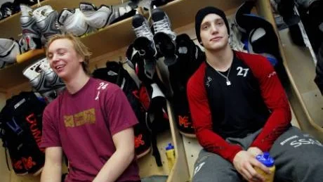 NÖJDA. Johan Harju och Robin Lindqvist i omklädningsrummet efter matchen.