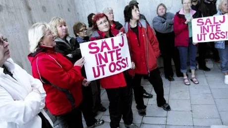 RÄDD OM JOBBET. Ann-Britt Lutström (mitten) och hennes kollegor befarar att de ska bli av med sina jobb om skolans lokalvård konkurrensutsätts.