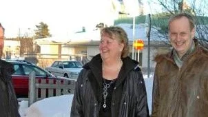 Klar uppdelning. Till vänster gruppledaren Valther Lindh som röstar enligt medlemmarnas önskemål, till höger Inga-Lis Samuelsson och Henrik Eriksson som röstar mot medlemmarna och för nedläggningen av byskolorna. Foto: Greta Sköld