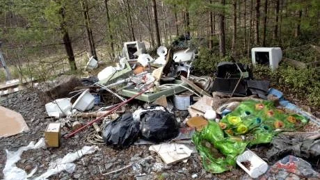 AVSLÖJAD. Ett bagagekvitto på en resväska avslöjade en av dem som bidragit till den olagliga soptippen mellan Mefos/SSAB och bostadsområdet Lövskatan på Svartöberget. Gärningsmannen har nu erkänt och även lovat att plocka upp sitt skräp. Foto: Roland S Lundström
