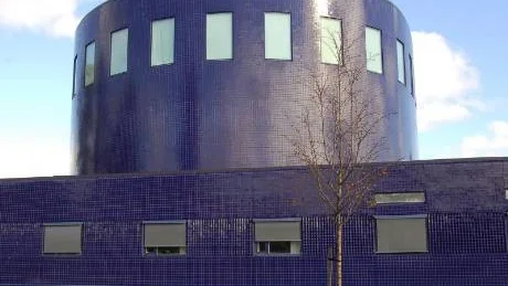 BLÅTT. I röda Gävles blåaste hus börjar landets blåaste parti, moderaterna, i dag partistämman. I ett gammalt badhus som byggs om till ett mycket uppskattat konserthus med en vacker fasad med blank djupblå klinker.