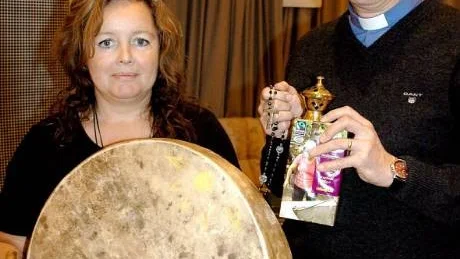 ÖPPNAR SINNEN. Schamanen Anna Lindberg och pastor Göran Waller stod sida vid sida under helgens mässa.