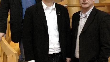 GPS. Snart kan ännu ett sammanslaget fackförbund se dagens ljus. Arbetsnamnet är GPS-facket och de berörda förbundens ordföranden besökte på tisdagen Piteå. Längst bak Kjell Dahlström, Skogs- och Träfacket, följt av Jan-Henrik Sandberg, Svenska Pappersindustriarbetareförbundet, och Tommy Andersson, Grafiska Fackförbundet.