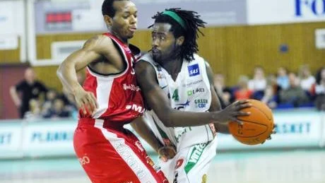 KLART FÖR SEMIFINAL. Terry Williams och Plannja basket stod för en mycket stabil insats när man slog ut Uppsala ut slutspelet.
