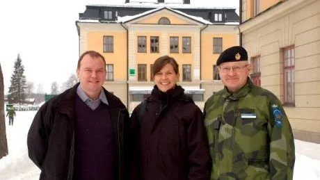 UTREDNING. Pliktutredningen ska se över den framtida mönstringen. Med anledning av detta besökte riksdagsledamoten Nina Larsson (fp) Boden på fredagen. Till vänster Hendrik Andersson, ordförande folkpartiet Boden, till höger syns I 19:s regementschef Jan Mörtberg.