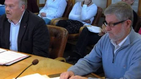 MÅSTE UTREDAS. Christer Carlsson, till vänster och Gunnar Hallin tyckte att sparpaketet behövde ytterligare genomgång. "S-gruppen fick handlingarna först den 5 mars", säger Carlsson.