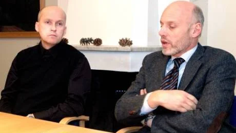 NÖDVÄNDIGT. Avgående platschefen Stefan Merum och Setras utvecklingsdirektör Mikael Eliasson konstaterade att det var tungt, men nödvändigt för Setra, att lämna beskedet om nedläggning.