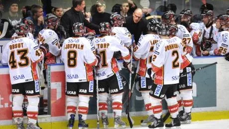 JOBBIG START. Luleå Hockey startade om elitserien med ett riktigt praktfiasko mot Skellefteå. Redan efter 4.04 låg laget under med 0-2 och såg ut att vara betydligt sämre än motståndet som var fullt av självförtroende och som till slut förnedrade Luleå med 7-1 i derbyt. Till råga på allt drabbades Luleå av tre väldigt tunga skador då Martin Chabada, Linus Omark och Jan Sandström tvingades avbryta matchen och saknas i kvällens omgång.