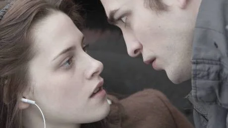 AVHÅLLSAMHET. Kristen Stewart, Robert Pattison i det romantiska vampyrdramat Twilight.
