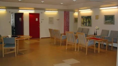 Under 2008 har individ- och familjeomsorgen i Älvsbyns kommun sänkt kostnaderna för försörjningsstöd med 1,2 miljoner kronor. Flera sökande upplever att bemötandet blivit hårdare. "Ska man behöva bli kränkt för att man tillfälligt söker socialbidrag för att klara sitt dagliga liv?" undrar en upprörd Älvsbybo.