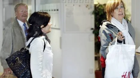 Kammaråklagarna Ulrika Schönbeck och Anette Ölmbro, som hade anlänt till Luleå redan på onsdagskvällen, fick bege sig till tågstationen vid lunchtid igår och boka ny returbiljett hem till Gällivare. "Det är ett antiklimax som vi bara kan beklaga", menade Ulrika Schönbeck.