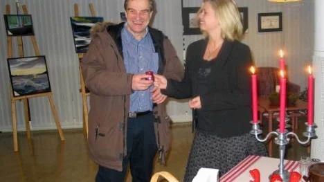Konstintresserade Rånebon Karl-Axel Holmfrid, serverades glögg av medlemmen Ulrika Johansson vid Lärkornas vernissage i nya lokalen.