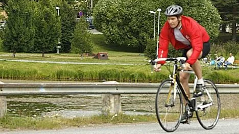 Trots att det är på skidor han tävlar så fungerar cykling bra som träning under sommaren vid sidan av rullskidorna. Daniel Nordebo har en månad kvar i Älvsbyn innan han återvänder till skolan i Falun.