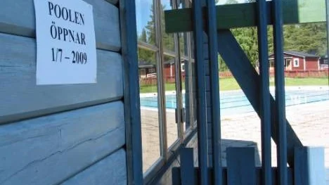 Hit, men inte längre. Trots veckans högsommarvärme i Älvsbyn har poolen i Nyfors inte öppnat ännu till barnfamiljernas och andra badsugna medborgares förtret.