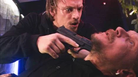Stark biroll. Joel Kinnaman i "Johan Falk - Gruppen för särskilda insatser".