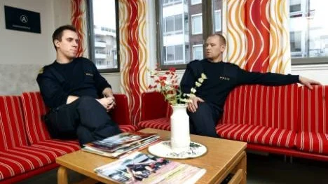 Jonas Sköld (till vänster) och Ola Lundström vid Piteåpolisen har ett flertal gånger under hösten stött på den dödsbringande drogen mefedron i samband med beslag i Piteå.