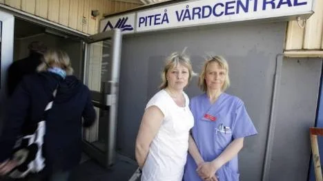 Undersköterskorna Maria Dysholm och Maria Widgren, Piteå vårdcentral, bedöms som övertaliga av landstinget. Nu får de välja - städjobb eller uppsägning.