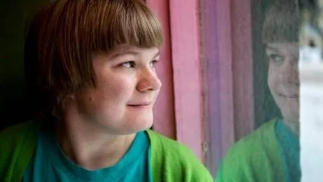 GLÄDJE OCH ENSAMHET. Huvudpersonen i Klara Krantz bok Ge mig arsenik är utstött och ensam. Men i berättelsen blandas svärtan med enorm energi och jublande glädje.