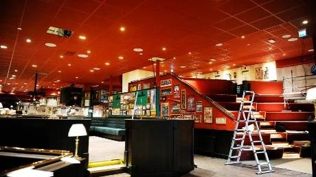 får fortsätta. Krogen O´Learys får fortsätta med sitt bowlingspel då den säkerhetsutrustning som fattades nu har blivit installerad.Foto: Petra Isaksson