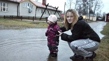 MÅSTE AGERA. Nu måste kommunen göra något åt gården på förskolan innan en olycka händer, säger föräldern Malin Riikonen som inte släpper dottern Minnah Riikonen, 1,5 år, ur sikte vid vattensamlingen.
