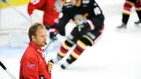 blåser vidare. Jonas Rönnqvist är nu klar för ytterligare ett år med Luleå Hockey. Han döljer inte vad drömmen handlar om - SM-guld.Foto: Petra Isaksson