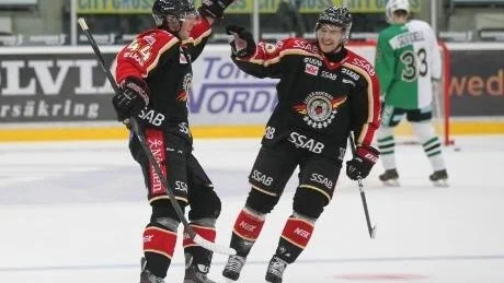 Luleås Kim Hirschovits gratuleras av Linus Klasen efter sitt andra och Luleås tredje mål i elitseriepremiären mellan Rögle BK-Luleå Hockey.