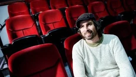 SKRUVAD KOMIK. "När det kommer till karaktärerna vill jag att det ska finnas en värme, sedan kan själva situationerna vara skruvade. Humorn sitter mer i situationerna än i skådespeleriet", säger Norrbottensregissören Patrik Eklund om långfilmsdebuten Flimmer.