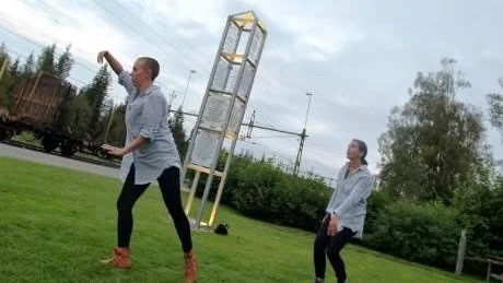 DANS. Isabell Dahlin och Jenny Abdelkaders dansföreställning Norrbotten hade premiär i Murjek i onsdags, i samband med att konstnären Eva Stina Sandlings femte obelisk på temat mänskliga rättigheter invigdes.