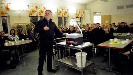 BYGDEN ENIG. Det råder andäktig tystnad när Yngve Johansson, ordförande i föräldraskolrådet, berättar om turerna kring nedläggningsbeslutet.Foto: Petra Isaksson