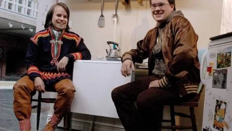 SAMISKT KÖK. Simon Issát Marainen och Mattias Sikku Valio i det samiska köket i utställningen som handlar om att vara ung svensk - och samisk, romsk eller judisk.