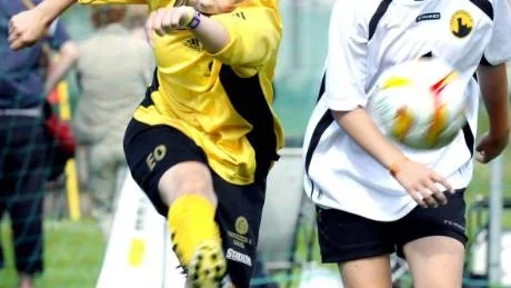 INGET MÅL. Emilia Olausson försökte, men det blev inget mål för Notviken i finalen av Piteå Summer Games i F94-klassen.Foto: EIJA DUNDER